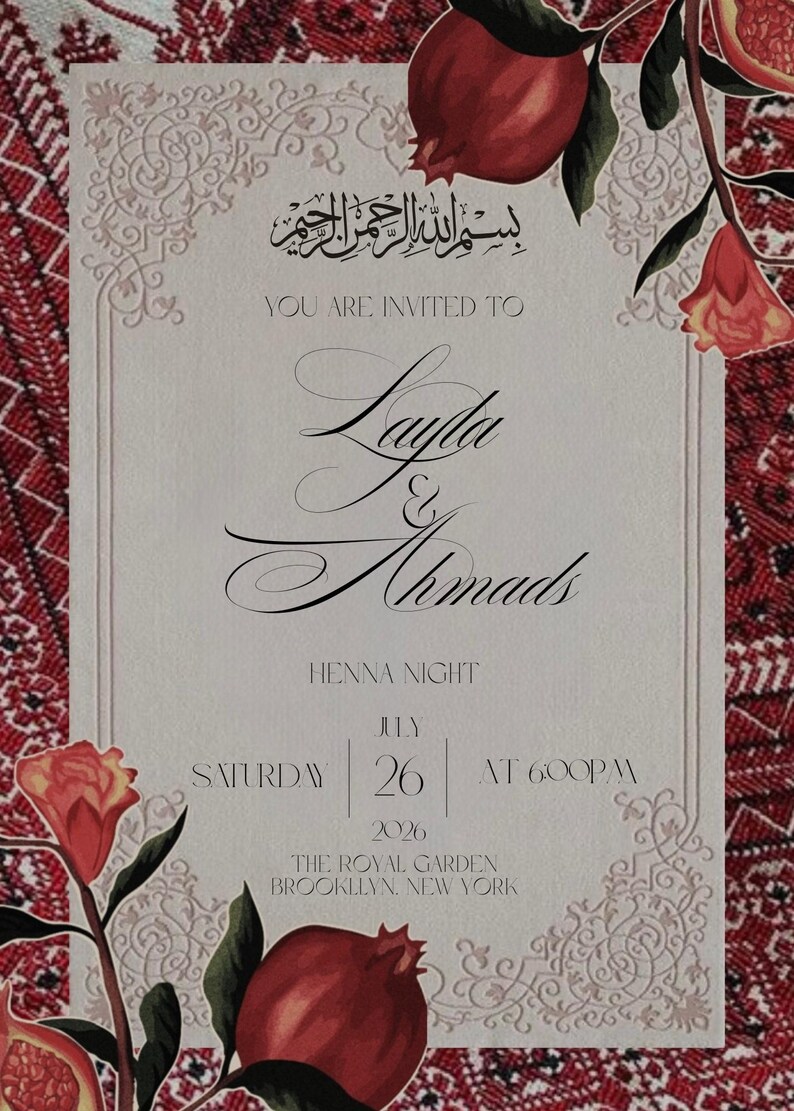 Puede incluir: Una tarjeta de invitaci&oacute;n con caligraf&iacute;a ornamentada e ilustraciones florales. La tarjeta anuncia una Noche de Henna para Layla & Ahmads el 26 de julio de 2026, en The Royal Garden en Brooklyn, Nueva York. El dise&ntilde;o incluye granadas.