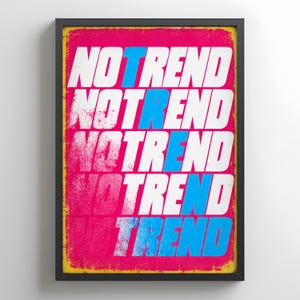 Peut inclure: Une affiche rectangulaire encadrée sur fond rose vif avec une bordure jaune vieillie. Le texte NO TREND est répété cinq fois en blanc, avec les lettres T, R, E, N et D mises en évidence en bleu vif selon un motif en diagonale.