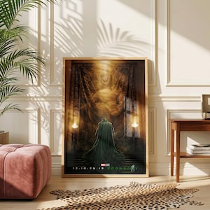 Peut inclure: Une affiche de film rectangulaire pour Avengers: Doomsday montrant une silhouette encapuchonnée vêtue d'une cape verte devant un grand orbe lumineux et une arche ornée. Le texte indique Marvel Studios, 12.18.26 et Avengers Doomsday en bas.