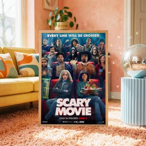 Peut inclure: Une affiche de film encadrée pour Scary Movie présentant une grande distribution dans une salle de cinéma. Le texte indique Every Line Will Be Crossed, Scary Movie, et Only In Theatres June 5. L'affiche montre divers personnages sur des sièges rouges.