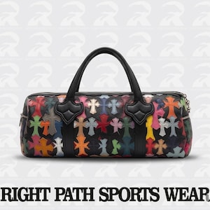 Może przedstawiać: Czarna skórzana torba podróżna z kolorowym wzorem krzyży. Torba ma czarne uchwyty i srebrny zamek błyskawiczny. Tekst "RIGHT PATH SPORTS WEAR" znajduje się na dole obrazu.