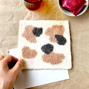 Handmade Calico Cat Pattern Mouse Pad｜Wool Square Desk Accessories｜Light & Compact Office Decor｜Minimalist Desk Decor｜Unique Glasses Holder