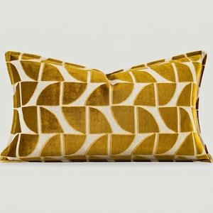 Kissenbezug aus senfgelbem Samt | Lendenkissenbezug mit abstraktem Fächermuster | Luxuriöses Dekokissen im Mid-Century-Stil | Moderne Wohnaccessoires