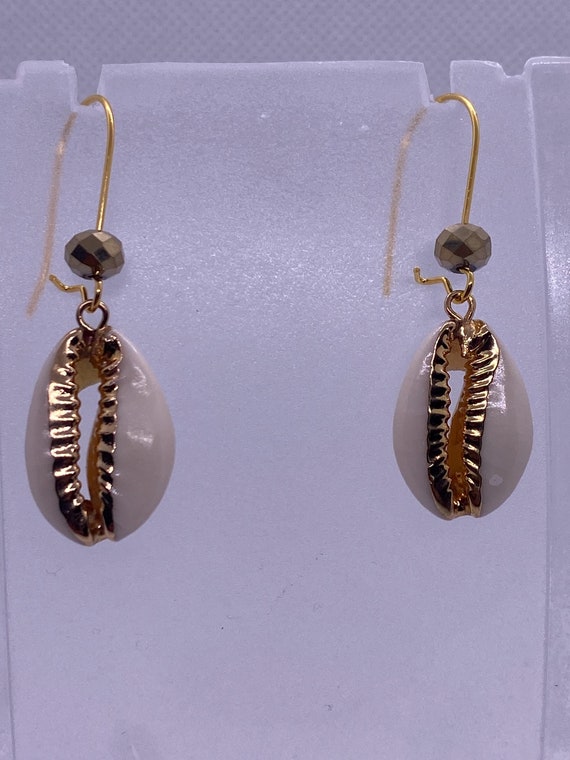 DesignB London - Orecchini a bottone color oro a forma di conchiglia a
