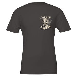 Op de afbeelding: Donkergrijs t-shirt met een afbeelding van een klassieke buste met een mechanisch oog en de tekst "EVER IS DEA". Het ontwerp is in zwart en wit.