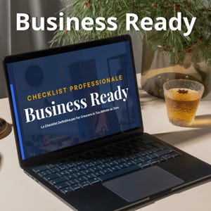 Puede incluir: Un portátil negro que muestra el texto "Business Ready" en blanco y dorado. La pantalla muestra "CHECKLIST PROFESSIONALE Business Ready" y otro texto en italiano. Un vaso de líquido ámbar con anís estrellado está cerca.