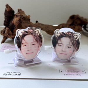 Jackson Wang Acryl-Aufsteller 4.5 cm - Schreibtischaufsteller mit Ventilator, bewegliche Figur ohne Batterie
