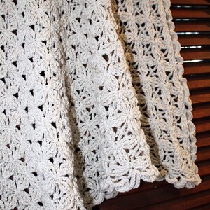 Chal triangular de flores en relieve de ganchillo DESCARGA INSTANTE PDF de Thomasina Cummings Designs