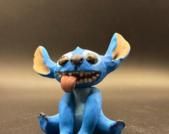 Handgemaakt steekfiguurtje – schattige minisculptuur fanart in horrorstijl, handgeschilderd verzamelobject