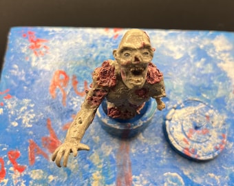 Handgemaakte zombieriooldiorama – horrorminiatuursculptuur, zombie komt uit mangat, handgeschilderd displaystuk