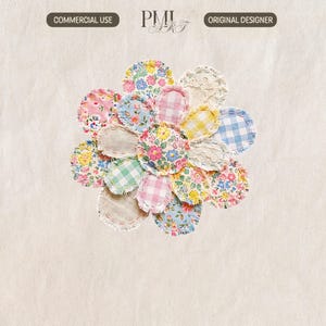 以下が含まれることがあります： ピンク、青、黄色、緑など、さまざまな模様と色で作られた布製の円で構成された花の配置。配置はニュートラルな背景にあります。「COMMERCIAL USE」と「ORIGINAL DESIGNER」の文字が表示されています。