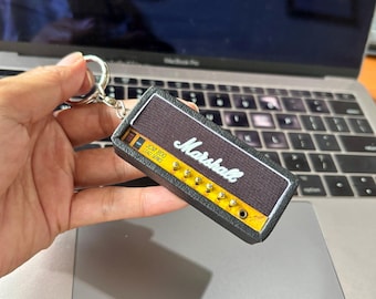 Llavero con cabezal de amplificador en miniatura: diseños inspirados en Marshall, Van Halen, Ibanez y Fender.