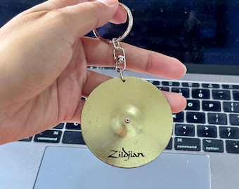 Llavero de platillo de latón – 6 cm. Accesorio para bolso de baterista.