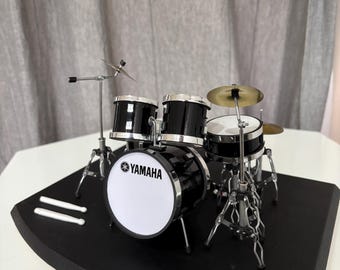 Batería en miniatura a escala 1:12: decoración de música metal con base de escenario