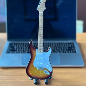 Puede incluir: Un juego de tres tazas de cer&aacute;mica con un acabado mate moteado. Las tazas son de color crema, gris claro y gris oscuro. Cada taza tiene un dise&ntilde;o simple y minimalista y un asa redondeada.