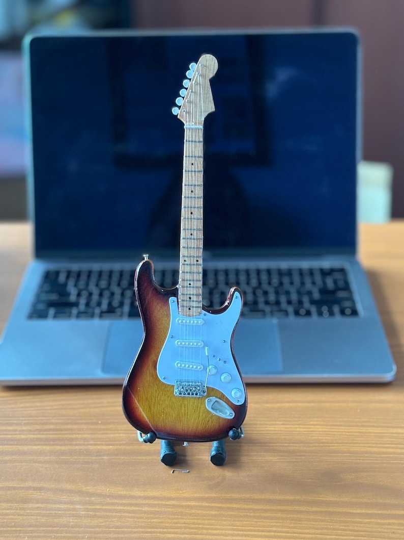 Puede incluir: Un juego de tres tazas de cer&aacute;mica con un acabado mate moteado. Las tazas son de color crema, gris claro y gris oscuro. Cada taza tiene un dise&ntilde;o simple y minimalista y un asa redondeada.