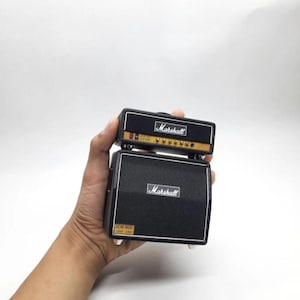 Miniatyr klassisk gitarrförstärkare i skala 1:12, 2-pack – Dekorativ displaymodell – Dockhusrekvisita