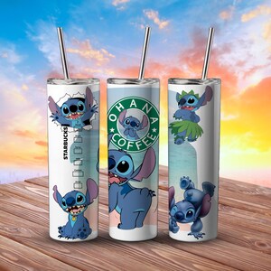 Peut inclure: Trois gobelets en acier inoxydable avec des motifs Stitch. L'un pr&eacute;sente un logo Starbucks et Stitch per&ccedil;ant, un autre a un logo "OHANA COFFEE", et le troisi&egrave;me montre Stitch dans diverses poses. Chaque gobelet a une paille argent&eacute;e.