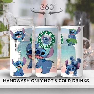 Peut inclure: Un gobelet blanc avec des illustrations du personnage Stitch de Lilo & Stitch. Le gobelet a une paille et le texte "Starbucks" et "Ohana Coffee". Le bas du gobelet indique "HANDWASH ONLY HOT & COLD DRINKS".