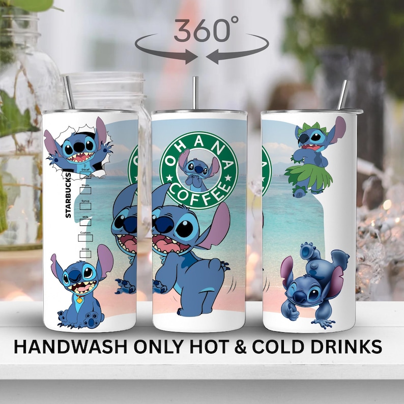 Peut inclure: Un gobelet blanc avec des illustrations du personnage Stitch de Lilo & Stitch. Le gobelet a une paille et le texte "Starbucks" et "Ohana Coffee". Le bas du gobelet indique "HANDWASH ONLY HOT & COLD DRINKS".