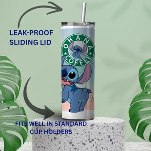 Peut inclure: Un gobelet en acier inoxydable avec une paille pr&eacute;sente un motif de personnage de dessin anim&eacute; bleu. Le gobelet porte le texte "OHANA COFFEE" et un couvercle coulissant &eacute;tanche. Il s'adapte bien aux porte-gobelets standard.