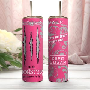 Może przedstawiać: Dwa cylindryczne r&oacute;żowe kubki z metalowymi słomkami. Jeden posiada trzy srebrne ślady pazur&oacute;w, napis "Be the MONSTER you deserve to be" oraz "LEASH THE BEAST WITHIN YOU!". Drugi przedstawia szary kwiatowy wz&oacute;r oraz napis "ZERO SUGAR."