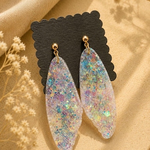 Boucles d'oreilles en résine opale | Boucles d'oreilles à paillettes holographiques | Style festival et féerique | Boucles d'oreilles fantaisie | Bijoux féeriques