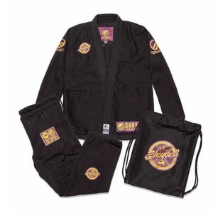 Puede incluir: Conjunto de uniforme de Jiu-Jitsu negro, que incluye una chaqueta, pantalones y una bolsa con cordón. El uniforme presenta logotipos bordados en oro y morado. La chaqueta tiene cuello con solapas y los pantalones tienen cintura con cordón. La bolsa tiene cierre de cordón.