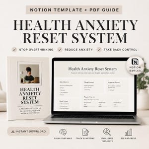 Op de afbeelding: Een laptop en een boek getiteld "Health Anxiety Reset System" worden getoond. Het laptopscherm toont een Notion-sjabloon met secties voor dagelijkse check-ins, gedachtedagboeken en symptoomtracking. De boekomslag toont een foto van een persoon die op een laptop werkt.