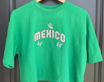 Camiseta corta bordada de México / Camiseta con la bandera mexicana y mariposas / Top corto de fútbol de México / Regalo para latinas / Orgullo mexicano