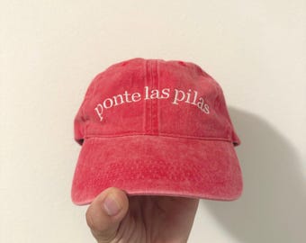 Gorra de béisbol bordada / Ponte Las Pilas / Gorra roja con mensaje español / Regalo divertido para latinas / Gorra mexicana para mamá y papá, regalo para ella