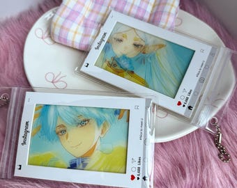 Könnte beinhalten: Zwei durchsichtige Kunststoffhüllen mit weißem Rand, die wie Instagram-Beiträge gestaltet sind. Jede Hülle enthält eine Anime-Illustration einer Figur mit blauem Haar und gelber Kleidung. Der Text Instagram, 6.688 Likes und #Nice to meet u ist auf den weißen Rändern aufgedruckt.