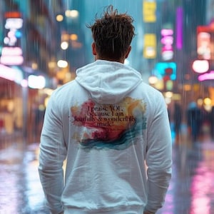 Könnte beinhalten: Weißer Kapuzenpullover mit dem Text "I praise YOU, because I am fearfully & wonderfully made!" auf dem Rücken. Das Design zeigt Farbspritzer im Aquarellstil. Die Person steht in einer Stadtstraße.