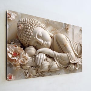 Può includere: Una stampa artistica da parete rettangolare che raffigura una serena figura di Buddha color crema in posizione sdraiata con gli occhi chiusi. La figura è circondata da morbidi elementi floreali stratificati in tonalità neutre su sfondo marmorizzato.