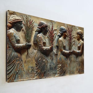 Könnte beinhalten: Bronze-Reliefskulptur, die vier Figuren in klassischer Kleidung zeigt, jede mit einem Bündel rotbrauner Stiele. Die Figuren sind in einer Reihe angeordnet, mit detaillierten Draperien und Gesichtszügen. Das Kunstwerk hat ein verwittertes, gealtertes Aussehen.
