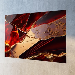 Könnte beinhalten: Abstraktes Kunstwerk in Rot-, Gold- und Brauntönen mit einem zerbrochenen, kristallinen Design. Metallische Goldakzente heben die strukturierten Oberflächen hervor und erzeugen Tiefe. Das Werk ist an einer neutralgrauen Wand befestigt.