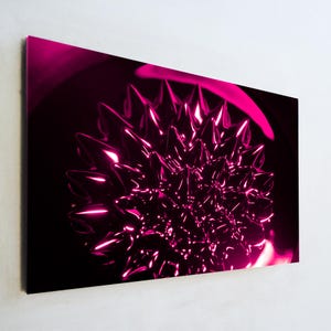 Könnte beinhalten: Ein lebendiges, abstraktes Kunstwerk mit einer stacheligen, kugelförmigen Form in einem tiefen Magenta-Farbton. Die glänzende, metallartige Oberfläche reflektiert das Licht und erzeugt Glanzlichter vor einem dunklen Hintergrund. Das Stück erinnert an moderne Kunst und wissenschaftliche Bilder.