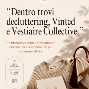 Può includere: Un maglione beige a coste, una borsa in pelle marrone con un foulard di seta e un libro intitolato IL TUO STILE HA VALORE. Il testo recita: Dentro trovi decluttering, Vinted e Vestiaire Collective. Un metodo pratico per valorizzare ciò che hai.