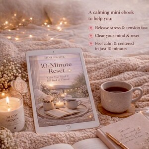 Può includere: Una scena rilassante con un tablet che mostra l'ebook "10-Minute Reset", una candela accesa, una tazza di caffè e un quaderno aperto. Il tablet mostra il testo "Calm Your Mind & Feel Back in Control". La scena è su una superficie morbida e strutturata.