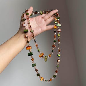 Långt vintage-snäckhalsband, färgglatt skiktat uttalandehalsband, retro bohemiska smycken, extra långt strandhalsband, gåva i gammaldags stil