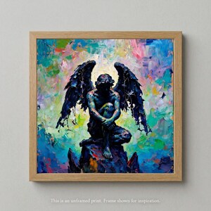 Puede incluir: Una impresión enmarcada que presenta una escultura oscura de un ángel con grandes alas, sobre un fondo colorido y texturizado. La obra de arte está enmarcada en un marco de madera de color claro. La impresión es una impresión sin marco.