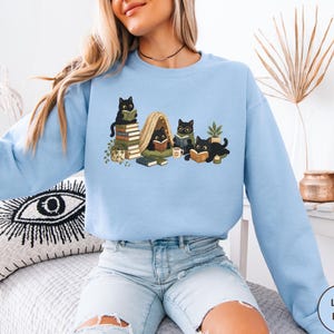 Sudadera con capucha de gato negro leyendo, sudadera con capucha de gato para amantes de los libros, regalo acogedor para lectoras, sudadera para mamás de gatos, regalo para bibliotecarias y maestras amantes de los libros imagen 3