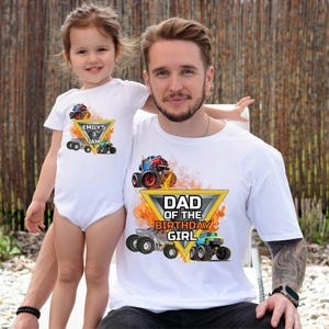Puede incluir: Un padre y su hija con camisetas blancas a juego. Las camisetas presentan un dise&ntilde;o de monster truck con el texto "DAD OF THE BIRTHDAY GIRL" y "EMILY'S 3rd JAM". El fondo es una valla de madera.