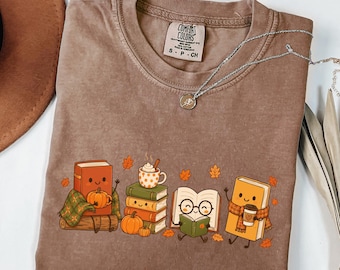 Camiseta Comfort Colors® Cozy Book Lover: Lectura de otoño, Camiseta de café, Conjunto para lectores, Camiseta de otoño para profesores, Vuelta al cole, Camiseta de calabaza