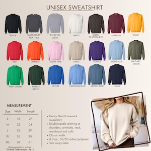 Puede incluir: Una carta de colores para sudaderas unisex de cuello redondo que muestra veintiuna opciones de colores s&oacute;lidos, incluyendo negro, gris, blanco, granate, oro, rojo, naranja, rosa, arena, morado, azul y verde. Incluye tabla de tallas y detalles.