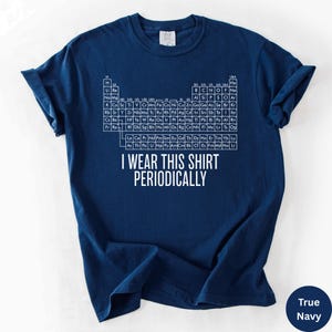 Peut inclure: T-shirt bleu marine avec un tableau périodique des éléments et le texte "I WEAR THIS SHIRT PERIODICALLY" en blanc. Le t-shirt est fait d'une matière douce et est de coupe confortable.