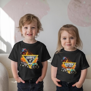 Puede incluir: Dos camisetas negras con tem&aacute;tica de monster truck. Una camiseta dice "John's 5th Jam" con un dise&ntilde;o de monster truck y llamas. La otra camiseta dice "Sister of the Birthday Boy" con un dise&ntilde;o similar.