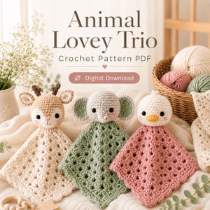 Op de afbeelding: Een digitaal haakpatroon in PDF-formaat genaamd Animal Lovey Trio met drie gehaakte knuffeldoekjes: een beige hertje, een lichtgrijze olifant en een witte eend met een gele snavel, elk bevestigd aan een gehaakt vierkant dekentje met textuur.