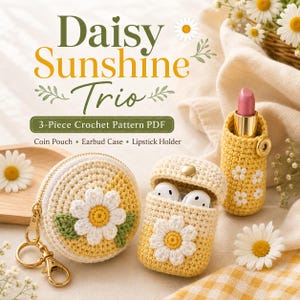 Puede incluir: Un patrón de ganchillo de 3 piezas titulado Daisy Sunshine Trio que incluye un monedero redondo con cremallera y llavero dorado, un estuche para auriculares con cierre a presión y un porta pintalabios, todos con motivos de margaritas.
