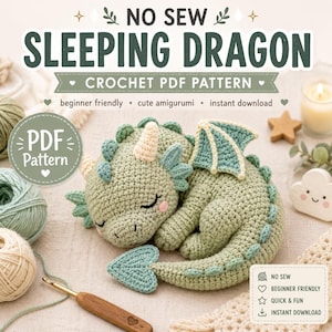 Könnte beinhalten: Eine Häkel-PDF-Anleitung für einen schlafenden Drachen ohne Nähen. Das Bild zeigt einen hellgrünen Amigurumi-Drachen mit cremefarbenen Hörnern und einer herzförmigen Schwanzspitze. Text: NO SEW SLEEPING DRAGON, CROCHET PDF PATTERN, beginner friendly.